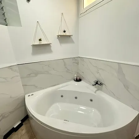 アパート Flat With Jacuzzi In アグイメス